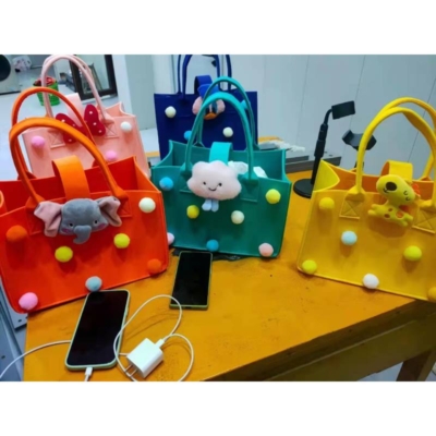 Felt tote bag with toy 1 1